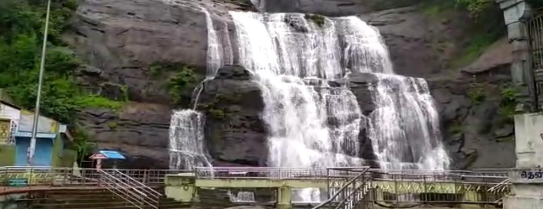 குற்றாலத்தில் பலத்த மழை.....மெயினருவியில் குளிக்க தடை சோகத்தில் சுற்றுலாவாசிகள்!