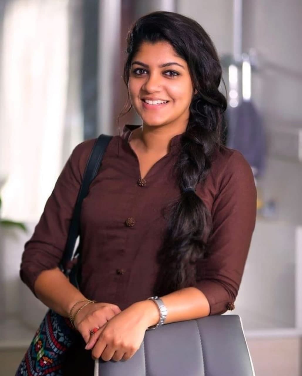 സൂര്യയ്ക്ക് മനോഹര സമ്മാനവുമായി നടി അപര്‍ണ ബാലമുരളി; മാരന്റെ സ്വന്തം ബൊമ്മി... ജന്മദിനാശംസ അടിപൊളി