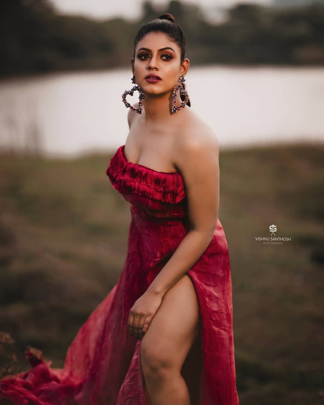 மேலாடை இல்லாமல்.. பதறவைத்த நடிகை இனியாவின் ஹாட் போட்டோஸ்!