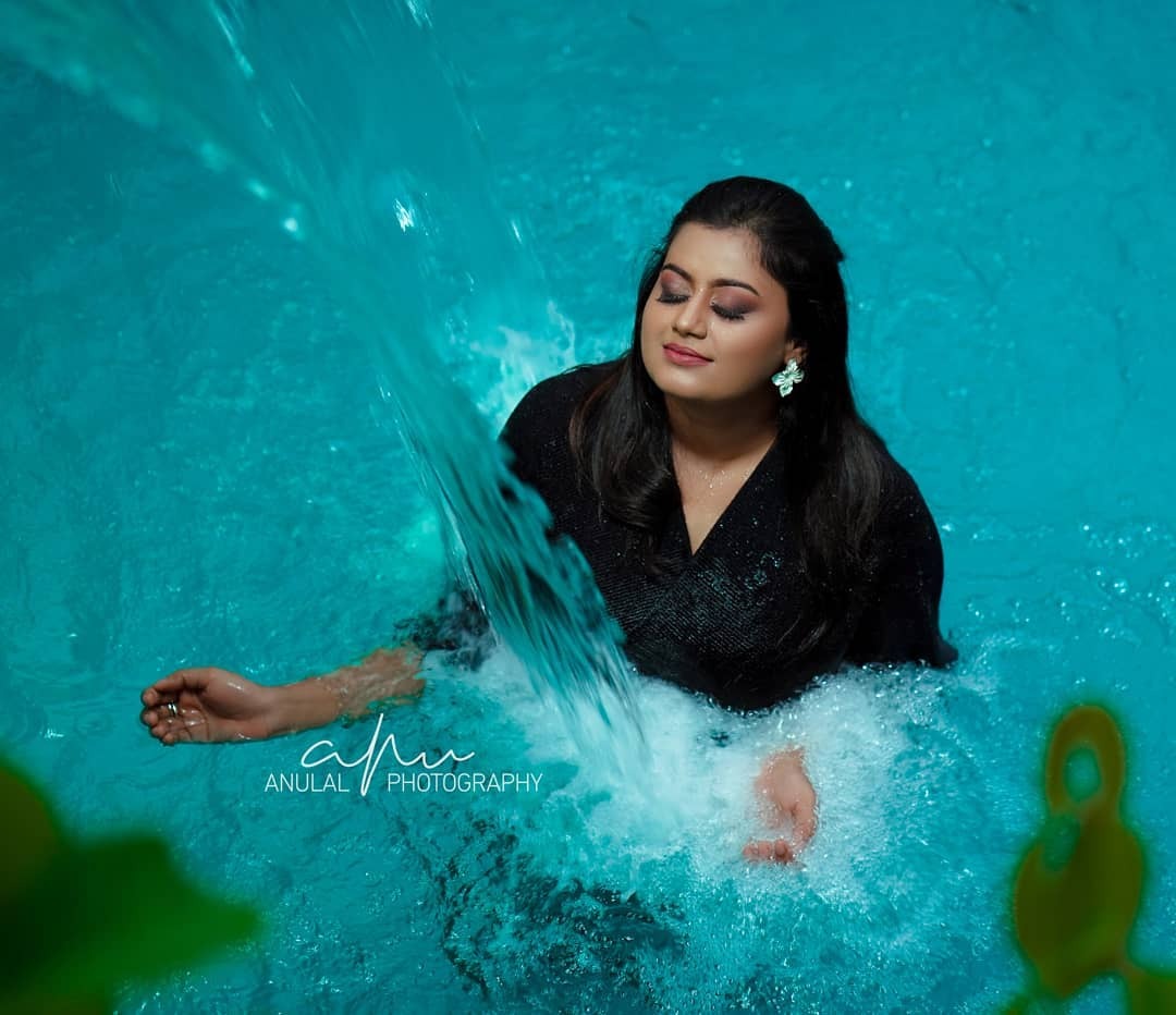 നീല ജലാശയത്തില്‍ നീരാടുന്ന അന്‍സിബ: വൈറലായി ഫോട്ടോഷൂട്ട്