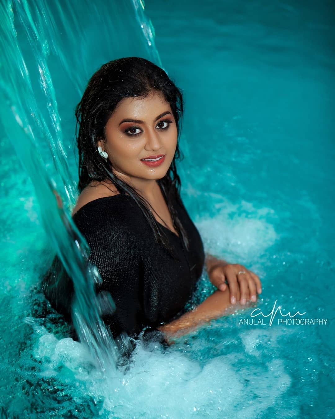 നീല ജലാശയത്തില്‍ നീരാടുന്ന അന്‍സിബ: വൈറലായി ഫോട്ടോഷൂട്ട്