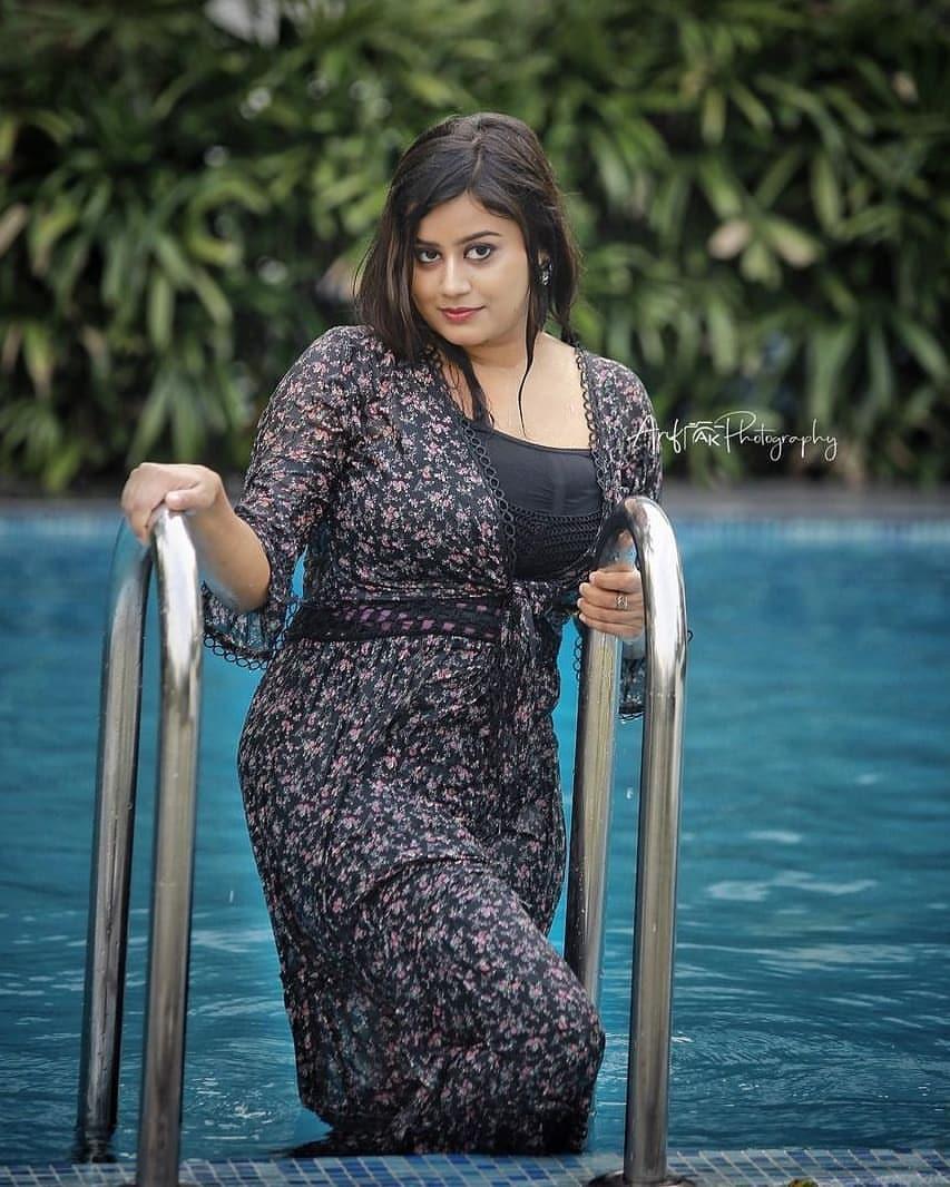 നീല ജലാശയത്തില്‍ നീരാടുന്ന അന്‍സിബ: വൈറലായി ഫോട്ടോഷൂട്ട്