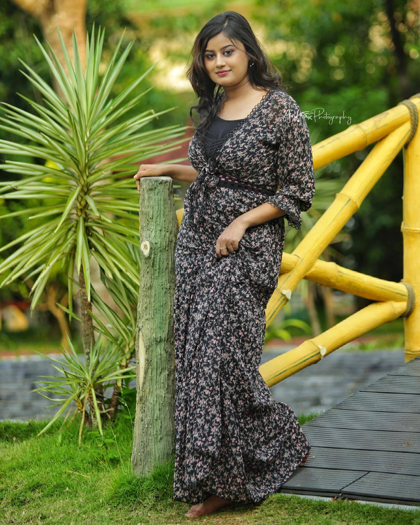 നീല ജലാശയത്തില്‍ നീരാടുന്ന അന്‍സിബ: വൈറലായി ഫോട്ടോഷൂട്ട്