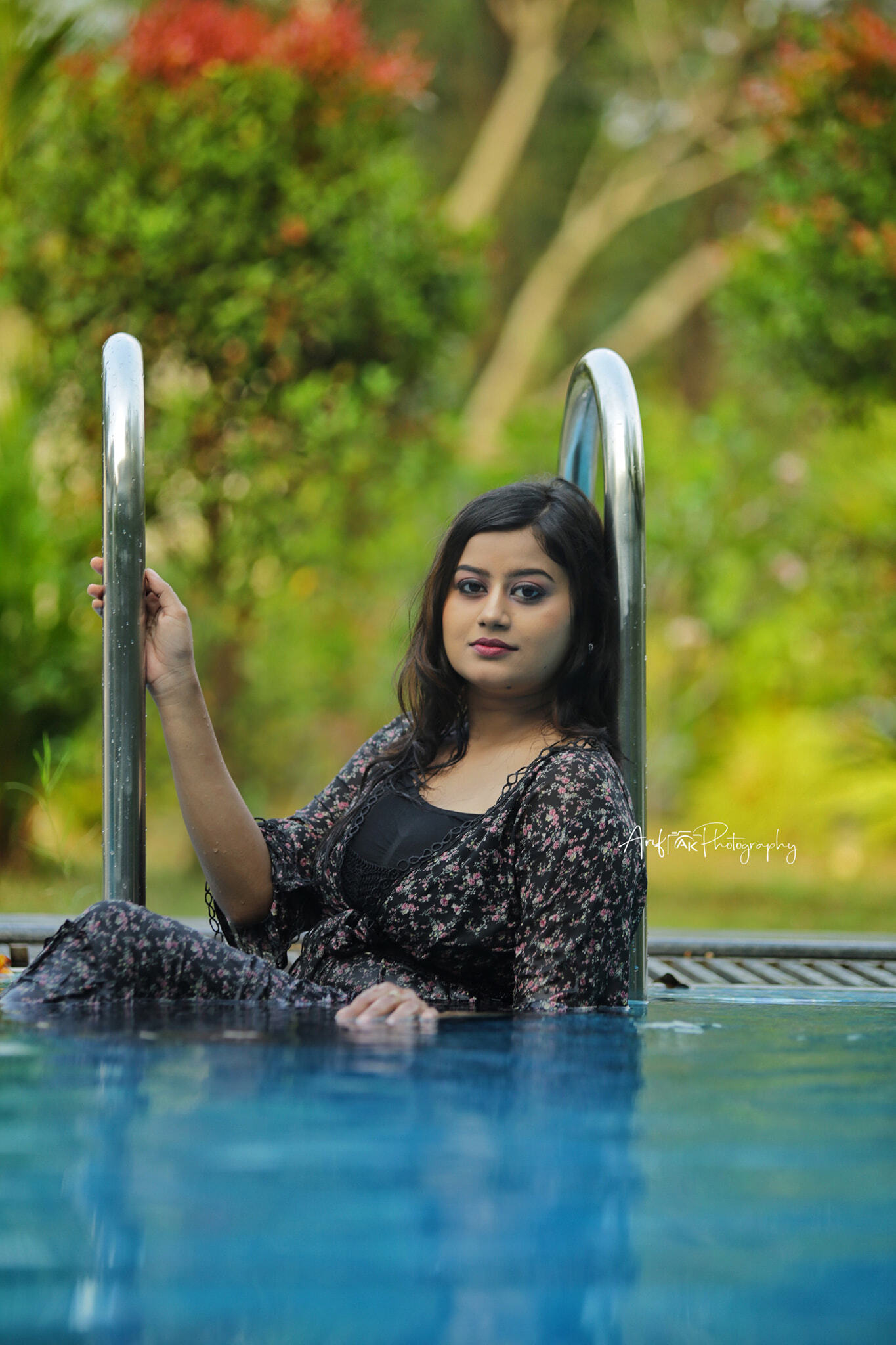 നീല ജലാശയത്തില്‍ നീരാടുന്ന അന്‍സിബ: വൈറലായി ഫോട്ടോഷൂട്ട്