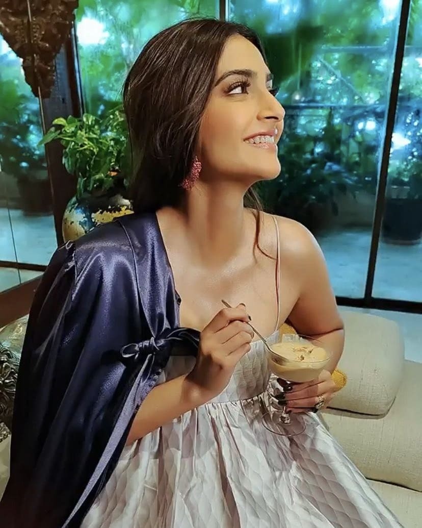 అబ్బా అనిపించేలా హెబ్బా ఫోటోలు: ఇతర హీరోయిన్స్ అందాలు చూసేయండి