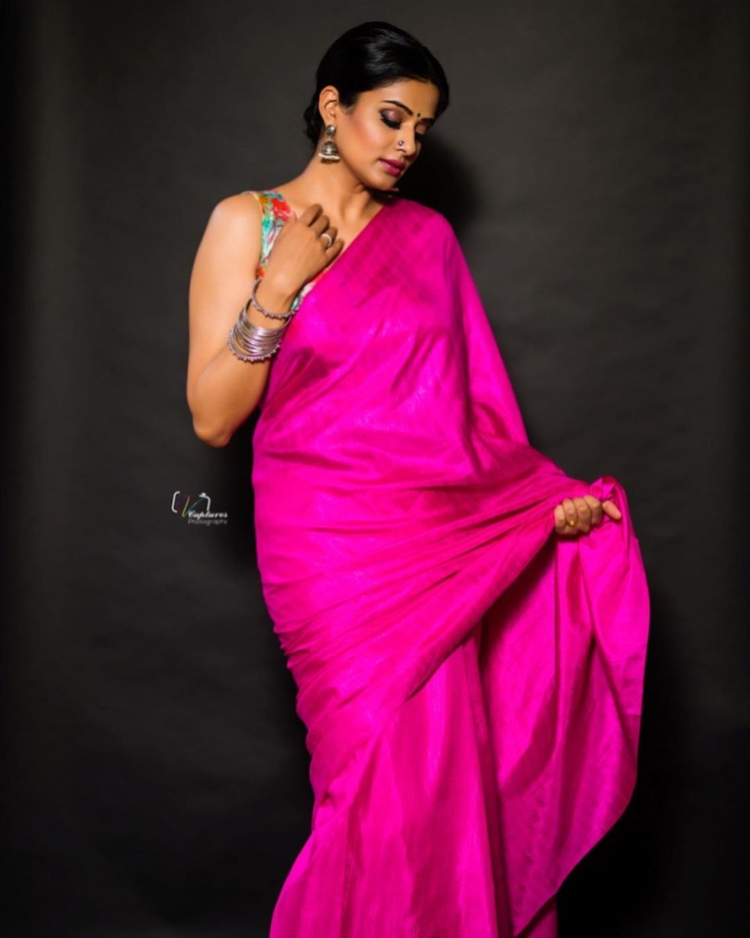 'സൗന്ദര്യം കണ്ണുകളെ കീഴടക്കും: സാരിയും സ്ലീവ് ലെസ്സ് ബ്ലൗസുമണിഞ്ഞ് പ്രിയാമണി- വെറലായി ഫോട്ടോ ഷൂട്ട്