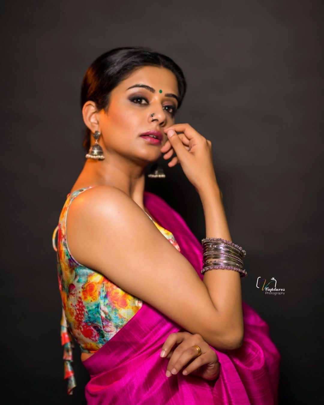 'സൗന്ദര്യം കണ്ണുകളെ കീഴടക്കും: സാരിയും സ്ലീവ് ലെസ്സ് ബ്ലൗസുമണിഞ്ഞ് പ്രിയാമണി- വെറലായി ഫോട്ടോ ഷൂട്ട്