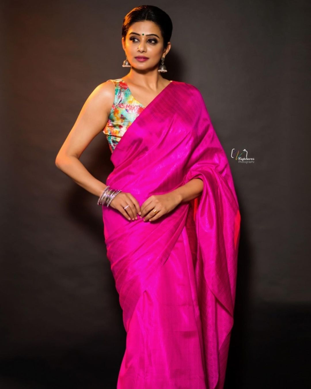 'സൗന്ദര്യം കണ്ണുകളെ കീഴടക്കും: സാരിയും സ്ലീവ് ലെസ്സ് ബ്ലൗസുമണിഞ്ഞ് പ്രിയാമണി- വെറലായി ഫോട്ടോ ഷൂട്ട്