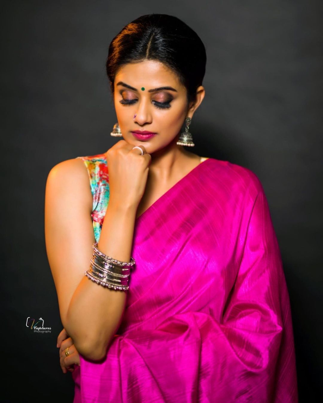 'സൗന്ദര്യം കണ്ണുകളെ കീഴടക്കും: സാരിയും സ്ലീവ് ലെസ്സ് ബ്ലൗസുമണിഞ്ഞ് പ്രിയാമണി- വെറലായി ഫോട്ടോ ഷൂട്ട്