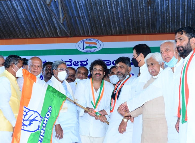  ಚಿತ್ರಗಳು; ಹುಬ್ಬಳ್ಳಿಯಲ್ಲಿ ಕಾಂಗ್ರೆಸ್ ಪಕ್ಷ ಸೇರಿದ ಮಧು ಬಂಗಾರಪ್ಪ