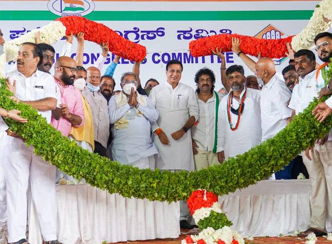  ಚಿತ್ರಗಳು; ಹುಬ್ಬಳ್ಳಿಯಲ್ಲಿ ಕಾಂಗ್ರೆಸ್ ಪಕ್ಷ ಸೇರಿದ ಮಧು ಬಂಗಾರಪ್ಪ