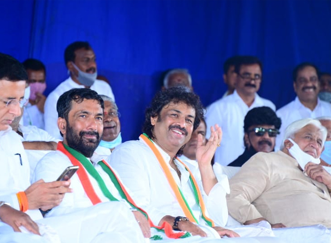  ಚಿತ್ರಗಳು; ಹುಬ್ಬಳ್ಳಿಯಲ್ಲಿ ಕಾಂಗ್ರೆಸ್ ಪಕ್ಷ ಸೇರಿದ ಮಧು ಬಂಗಾರಪ್ಪ