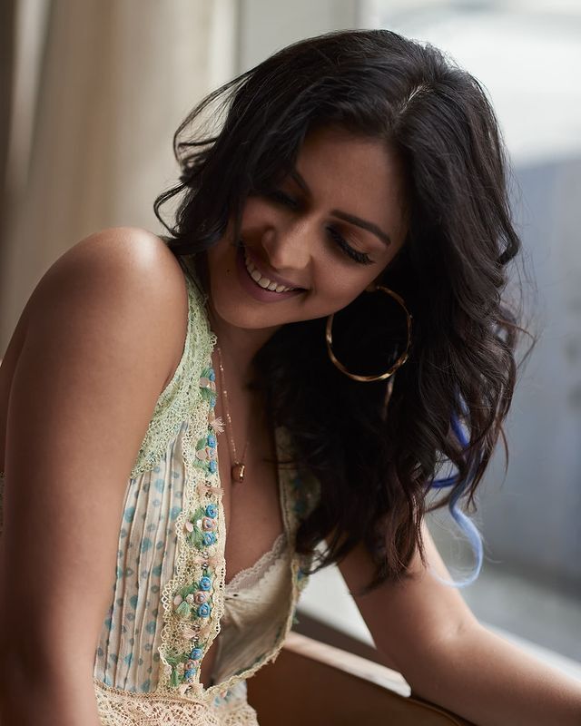 உள்ளாடை தெரிய கேவலமாக போஸ் கொடுத்த அமலாபால்