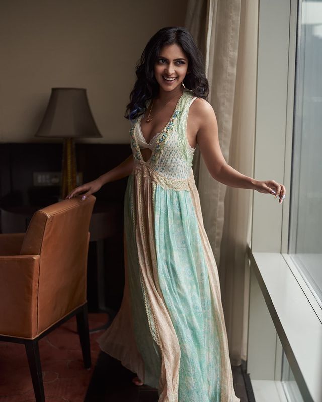 உள்ளாடை தெரிய கேவலமாக போஸ் கொடுத்த அமலாபால்