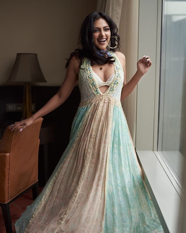 உள்ளாடை தெரிய கேவலமாக போஸ் கொடுத்த அமலாபால்