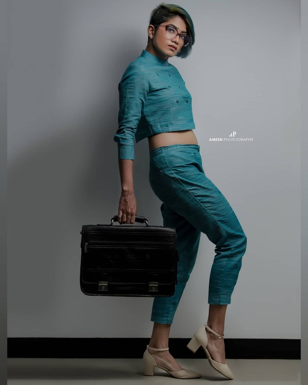 എക്സിക്യൂട്ടീവ് ലുക്കിൽ അനാർക്കലിയുടെ കിടിലൻ മേക്ക്ഓവർ; ചിത്രങ്ങൾ വൈറൽ