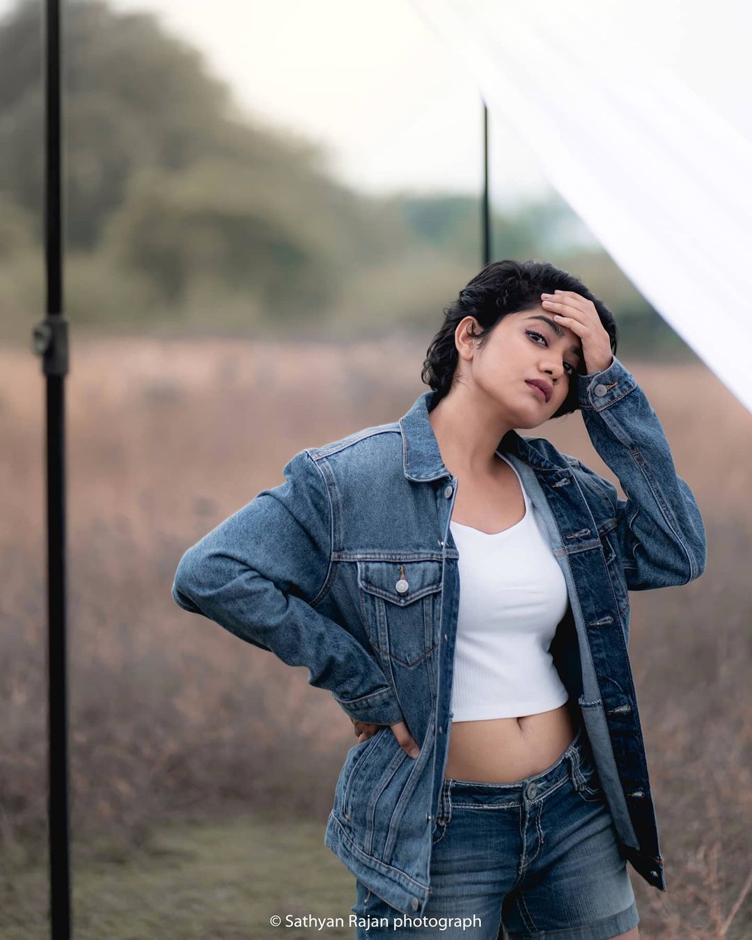 എക്സിക്യൂട്ടീവ് ലുക്കിൽ അനാർക്കലിയുടെ കിടിലൻ മേക്ക്ഓവർ; ചിത്രങ്ങൾ വൈറൽ