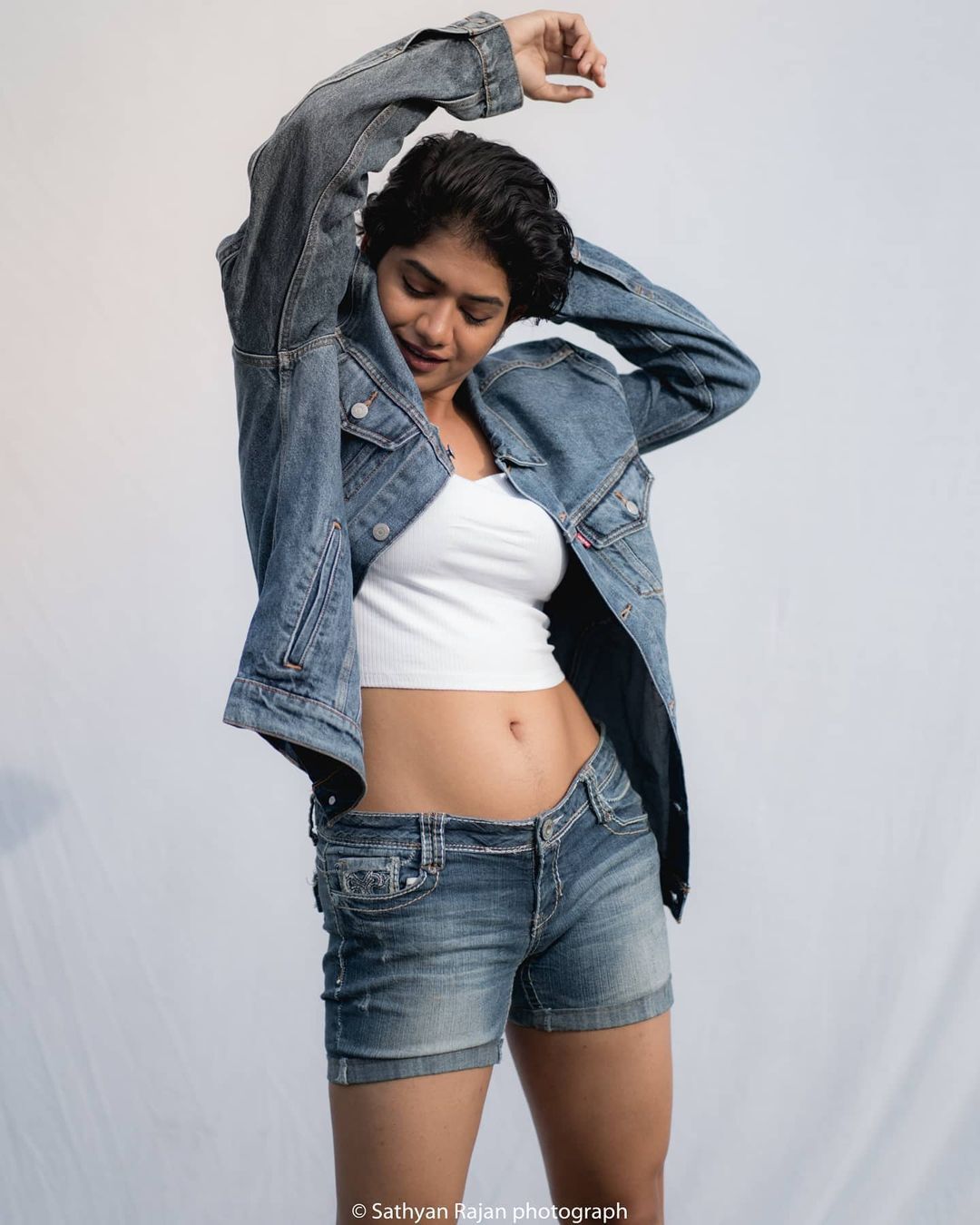 എക്സിക്യൂട്ടീവ് ലുക്കിൽ അനാർക്കലിയുടെ കിടിലൻ മേക്ക്ഓവർ; ചിത്രങ്ങൾ വൈറൽ