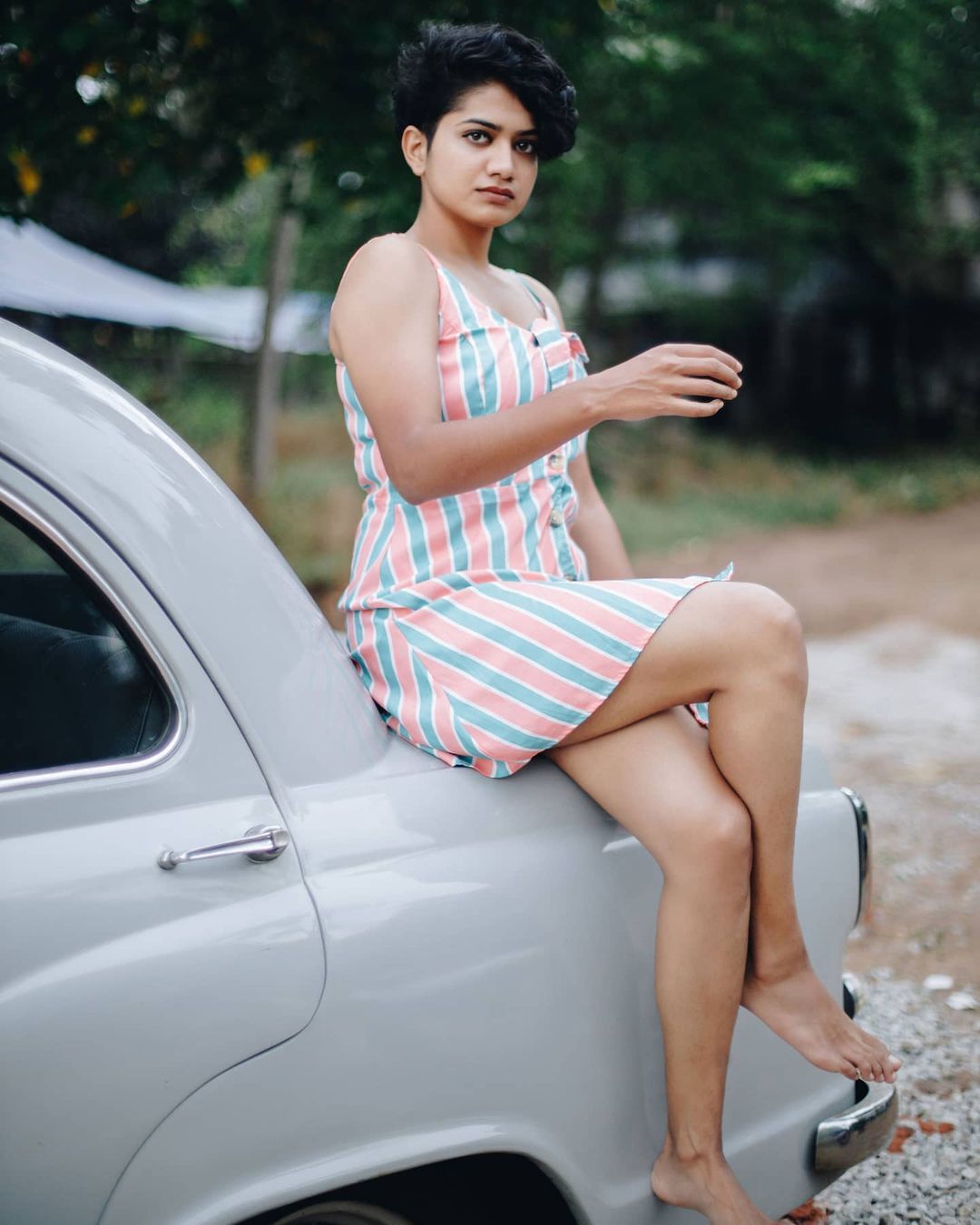 എക്സിക്യൂട്ടീവ് ലുക്കിൽ അനാർക്കലിയുടെ കിടിലൻ മേക്ക്ഓവർ; ചിത്രങ്ങൾ വൈറൽ