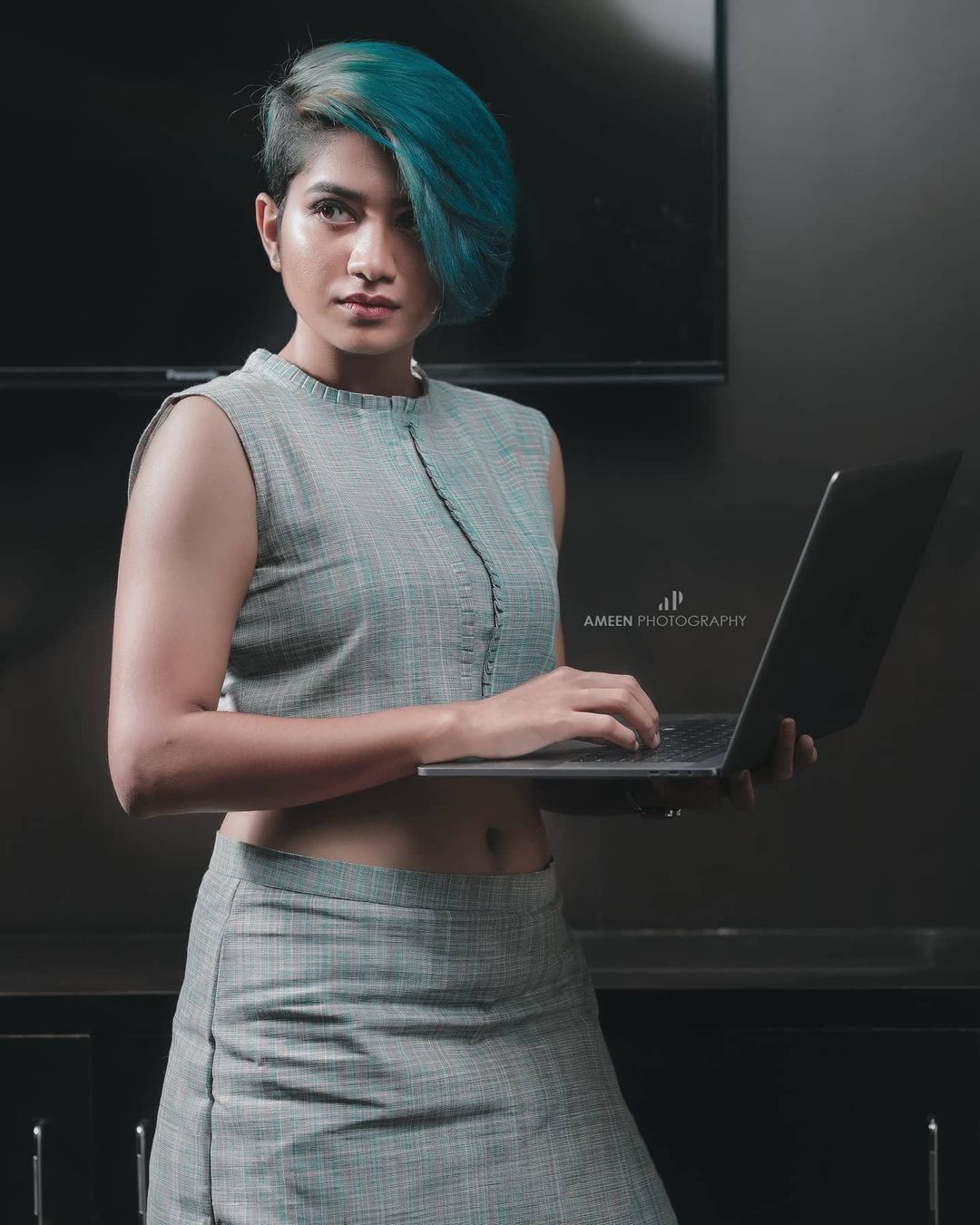 എക്സിക്യൂട്ടീവ് ലുക്കിൽ അനാർക്കലിയുടെ കിടിലൻ മേക്ക്ഓവർ; ചിത്രങ്ങൾ വൈറൽ