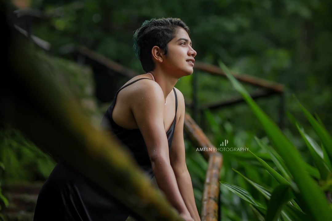 അതിരപ്പള്ളിയില്‍ മഴ നനഞ്ഞ് അനാര്‍ക്കലി മരയ്ക്കാര്‍; ഹോട്ട് ചിത്രങ്ങള്‍ വൈറല്‍