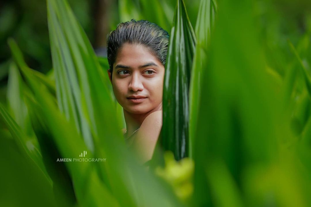 അതിരപ്പള്ളിയില്‍ മഴ നനഞ്ഞ് അനാര്‍ക്കലി മരയ്ക്കാര്‍; ഹോട്ട് ചിത്രങ്ങള്‍ വൈറല്‍