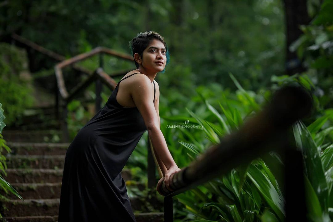 അതിരപ്പള്ളിയില്‍ മഴ നനഞ്ഞ് അനാര്‍ക്കലി മരയ്ക്കാര്‍; ഹോട്ട് ചിത്രങ്ങള്‍ വൈറല്‍