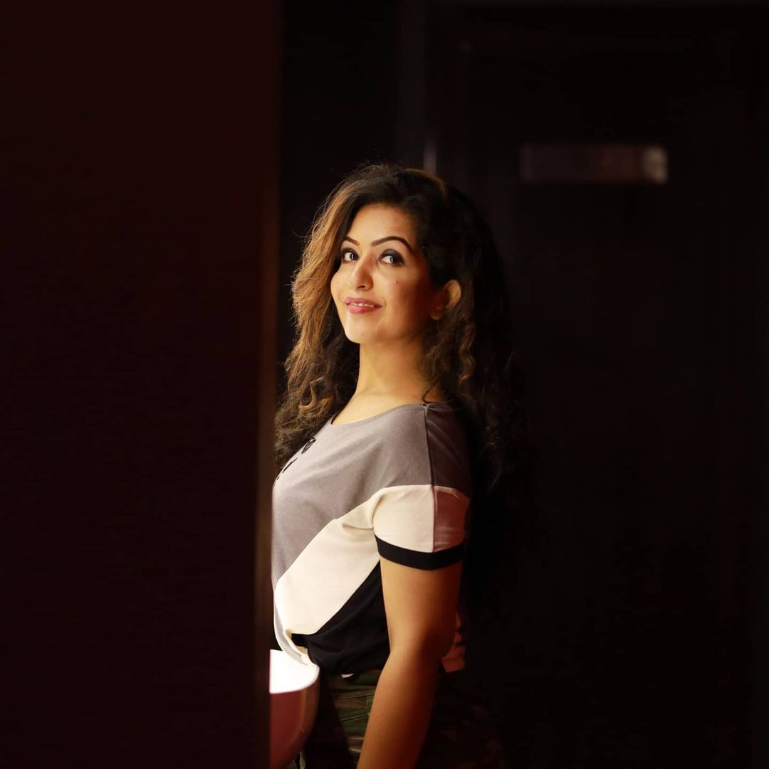 സാരിയില്‍ ഗ്ലാമറസ് ലുക്കുമായി ബ്ലെസി കുര്യന്‍; വൈറല്‍ ഫോട്ടോഷൂട്ട് കാണാം