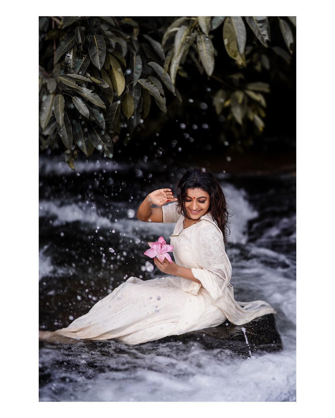 അരുവിയില്‍ വിളക്കുകള്‍ വൃത്തിയാക്കി ദുര്‍ഗ കൃഷ്ണ;  ഇതുവരെ കഴുകി കഴിഞ്ഞില്ലേയെന്ന് ആരാധകര്‍