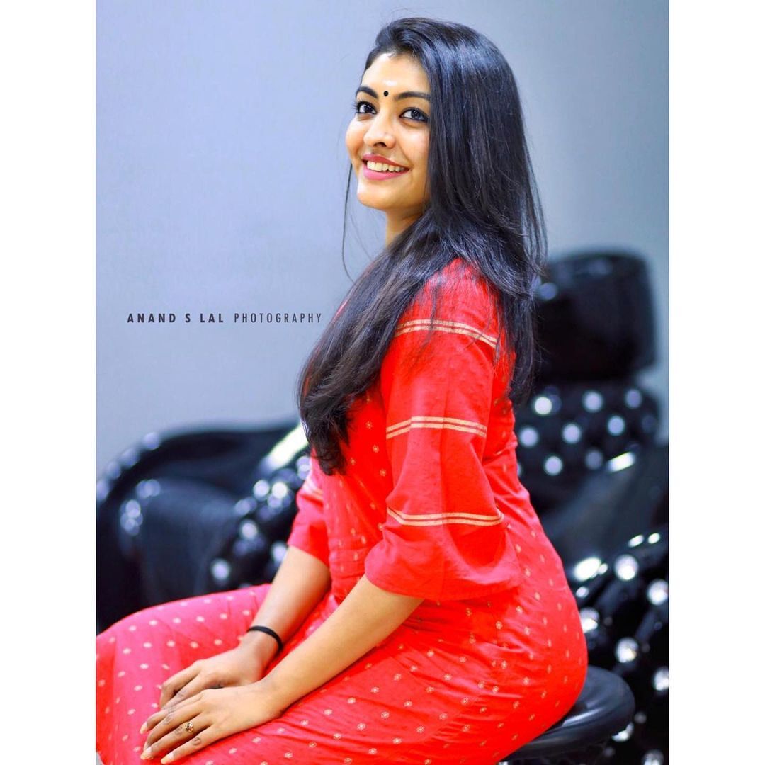 അരുവിയില്‍ വിളക്കുകള്‍ വൃത്തിയാക്കി ദുര്‍ഗ കൃഷ്ണ;  ഇതുവരെ കഴുകി കഴിഞ്ഞില്ലേയെന്ന് ആരാധകര്‍