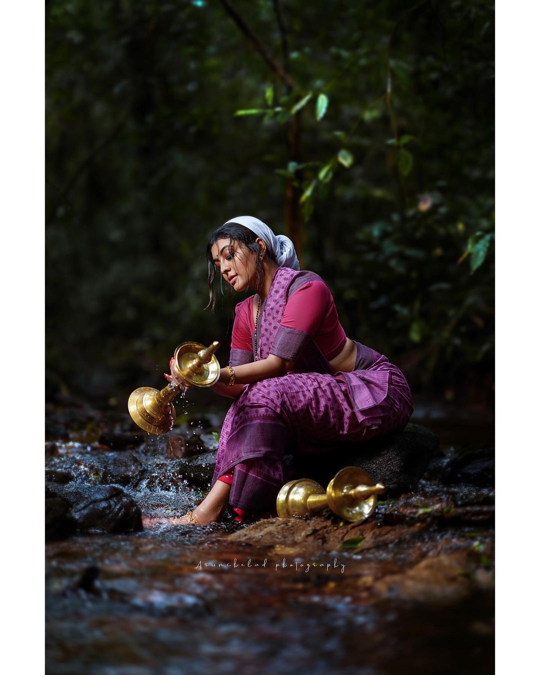 അരുവിയില്‍ വിളക്കുകള്‍ വൃത്തിയാക്കി ദുര്‍ഗ കൃഷ്ണ;  ഇതുവരെ കഴുകി കഴിഞ്ഞില്ലേയെന്ന് ആരാധകര്‍