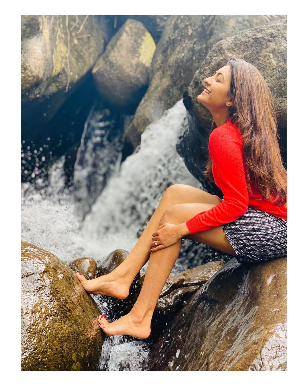 അരുവിയില്‍ വിളക്കുകള്‍ വൃത്തിയാക്കി ദുര്‍ഗ കൃഷ്ണ;  ഇതുവരെ കഴുകി കഴിഞ്ഞില്ലേയെന്ന് ആരാധകര്‍