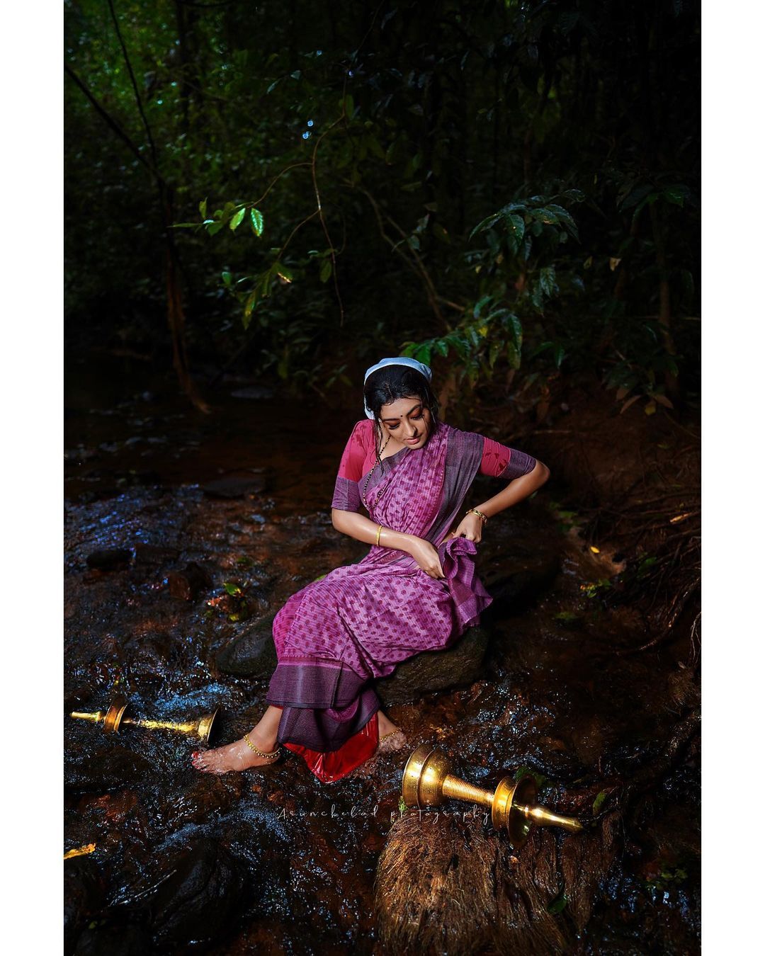 അരുവിയില്‍ വിളക്കുകള്‍ വൃത്തിയാക്കി ദുര്‍ഗ കൃഷ്ണ;  ഇതുവരെ കഴുകി കഴിഞ്ഞില്ലേയെന്ന് ആരാധകര്‍