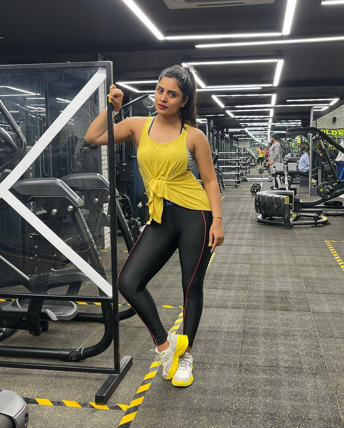 ഹോട്ട് ഇൻ ഫിറ്റ്; വർക്ക്ഔട്ട് ചിത്രങ്ങളുമായി ദീപിക ദാസ്