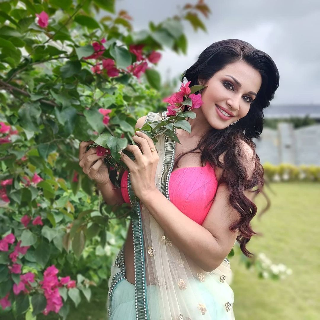 സാരിയില്‍ നിങ്ങള്‍ എന്ത് സുന്ദരിയാണെന്ന് ആരാധകര്‍; ഫ്‌ളോറ സൈനിയുടെ ചിത്രങ്ങള്‍ വൈറല്‍