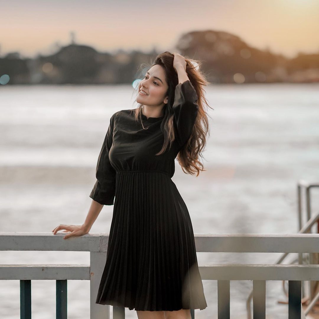 സ്‌റ്റൈലിഷ് ഫോട്ടോഷൂട്ടുമായി മഹിമ നമ്പ്യാര്‍, വൈറല്‍ ചിത്രങ്ങള്‍ കാണാം