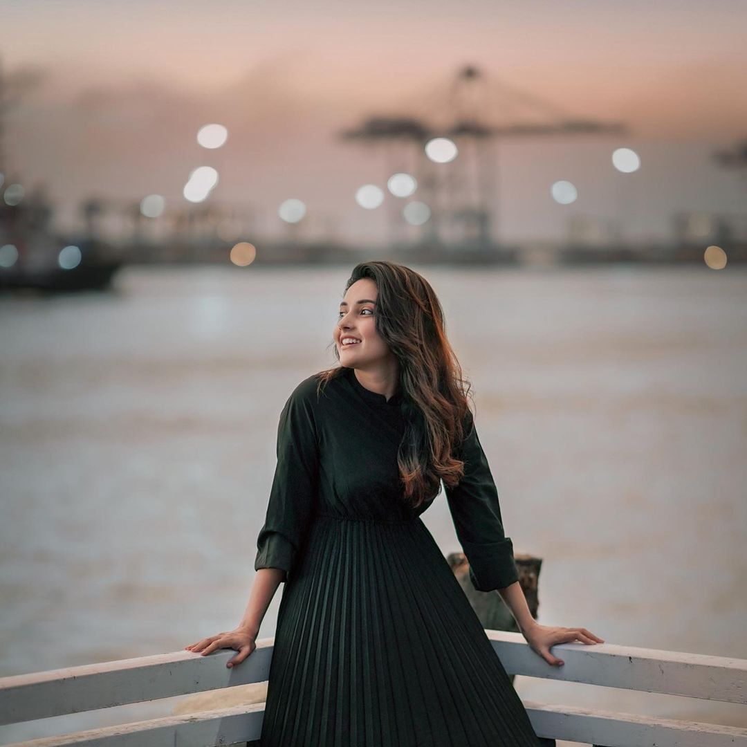 സ്‌റ്റൈലിഷ് ഫോട്ടോഷൂട്ടുമായി മഹിമ നമ്പ്യാര്‍, വൈറല്‍ ചിത്രങ്ങള്‍ കാണാം