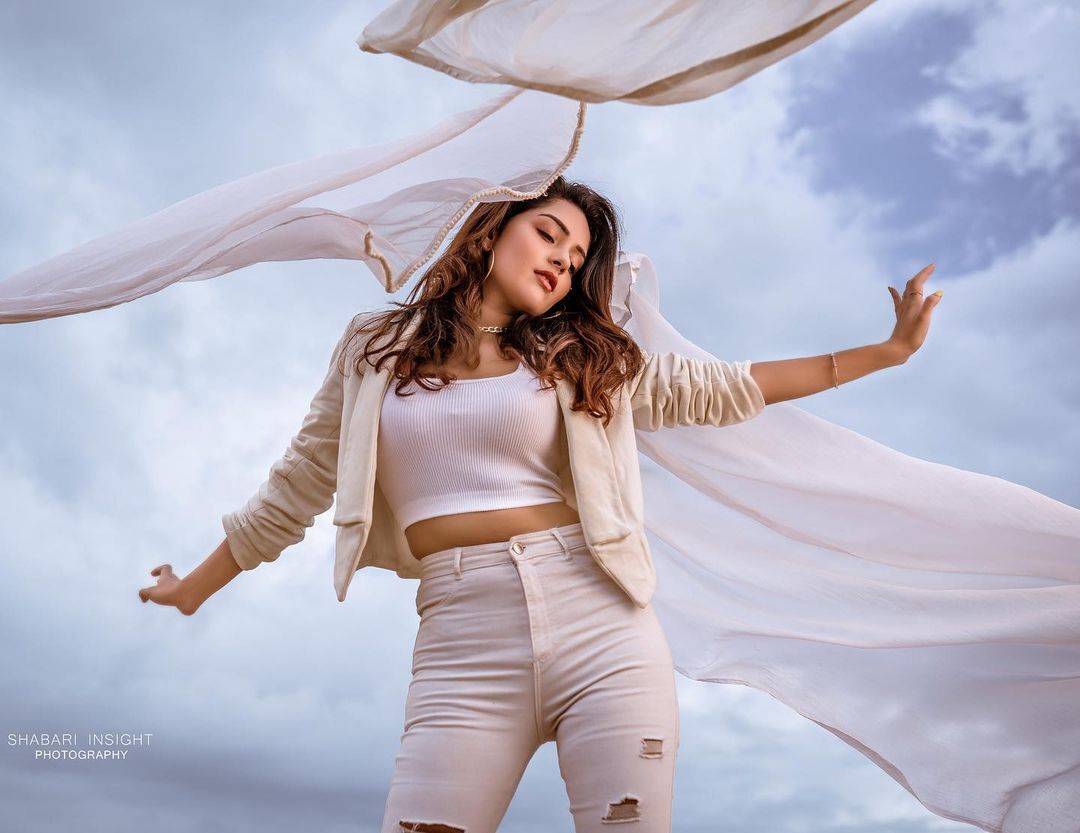 സ്‌റ്റൈലിഷ് ഫോട്ടോഷൂട്ടുമായി മഹിമ നമ്പ്യാര്‍, വൈറല്‍ ചിത്രങ്ങള്‍ കാണാം