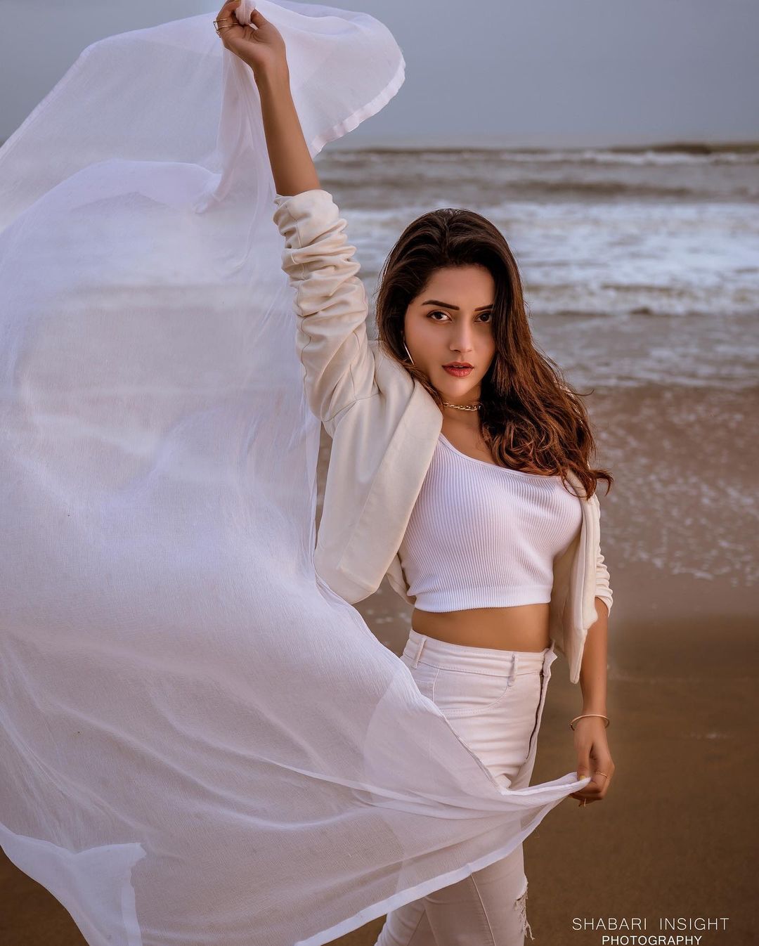 സ്‌റ്റൈലിഷ് ഫോട്ടോഷൂട്ടുമായി മഹിമ നമ്പ്യാര്‍, വൈറല്‍ ചിത്രങ്ങള്‍ കാണാം