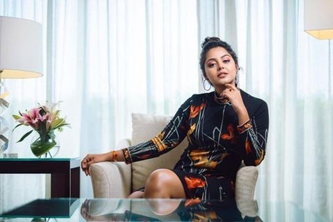 ഹോട്ട് ലുക്കില്‍ മോണൽ ഗജ്ജര്‍; ട്രെന്‍ഡിംഗായി പുതിയ ഫോട്ടോഷൂട്ട്