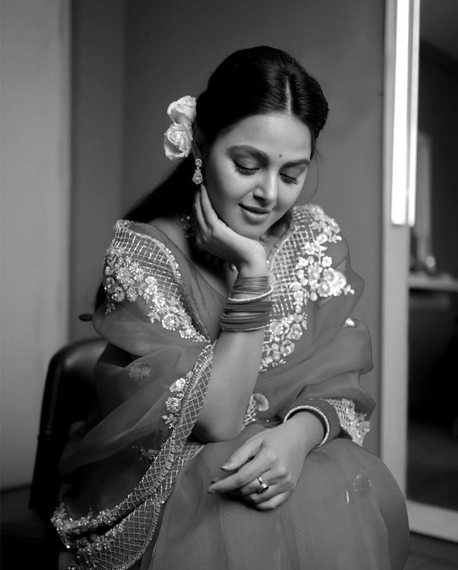 ഹോട്ട് ലുക്കില്‍ മോണൽ ഗജ്ജര്‍; ട്രെന്‍ഡിംഗായി പുതിയ ഫോട്ടോഷൂട്ട്