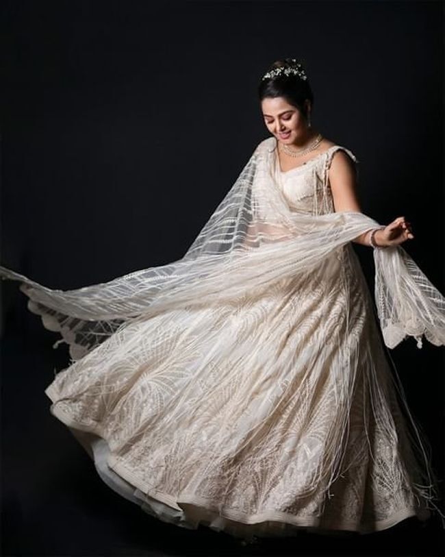 ഹോട്ട് ലുക്കില്‍ മോണൽ ഗജ്ജര്‍; ട്രെന്‍ഡിംഗായി പുതിയ ഫോട്ടോഷൂട്ട്