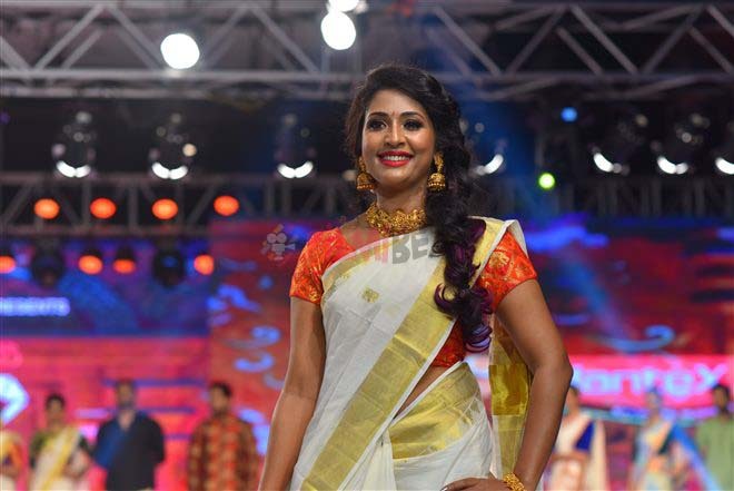 സാരിയില്‍ അതിസുന്ദരിയായി നവ്യ നായര്‍; ഏറ്റവും പുതിയ ചിത്രങ്ങള്‍ വൈറല്‍