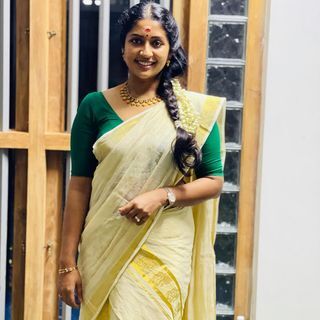 സാരിയില്‍ അതിസുന്ദരിയായി നവ്യ നായര്‍; ഏറ്റവും പുതിയ ചിത്രങ്ങള്‍ വൈറല്‍