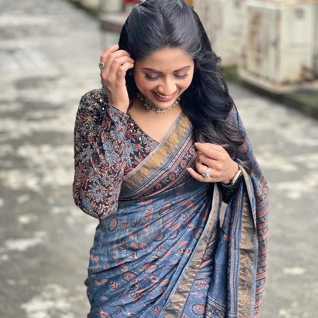 സാരിയില്‍ അതിസുന്ദരിയായി നവ്യ നായര്‍; ഏറ്റവും പുതിയ ചിത്രങ്ങള്‍ വൈറല്‍