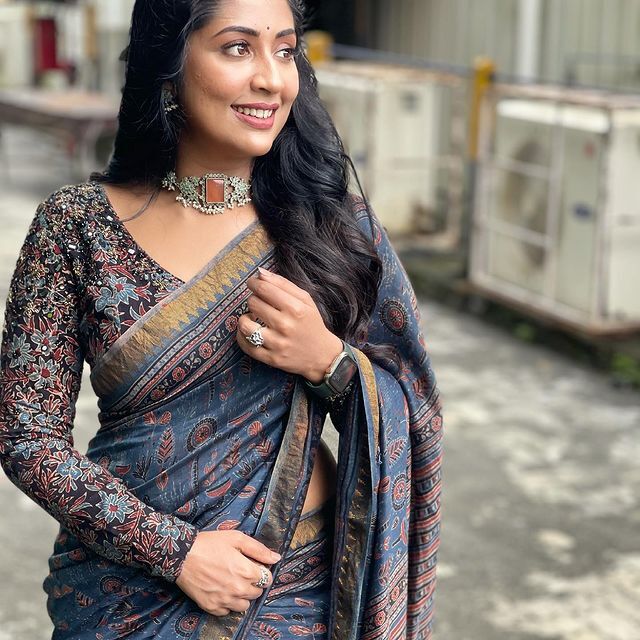 സാരിയില്‍ അതിസുന്ദരിയായി നവ്യ നായര്‍; ഏറ്റവും പുതിയ ചിത്രങ്ങള്‍ വൈറല്‍
