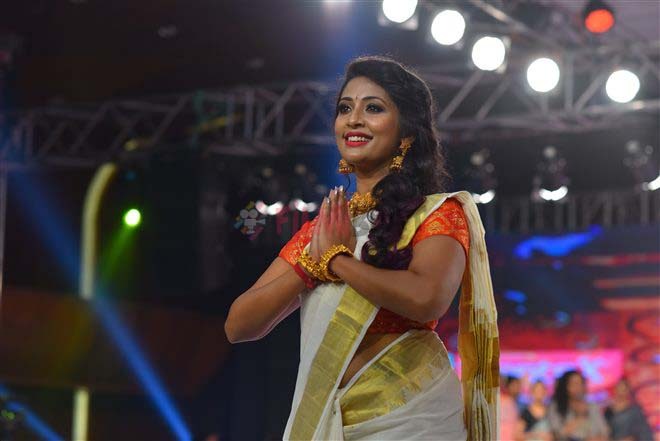 സാരിയില്‍ അതിസുന്ദരിയായി നവ്യ നായര്‍; ഏറ്റവും പുതിയ ചിത്രങ്ങള്‍ വൈറല്‍