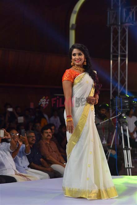 സാരിയില്‍ അതിസുന്ദരിയായി നവ്യ നായര്‍; ഏറ്റവും പുതിയ ചിത്രങ്ങള്‍ വൈറല്‍