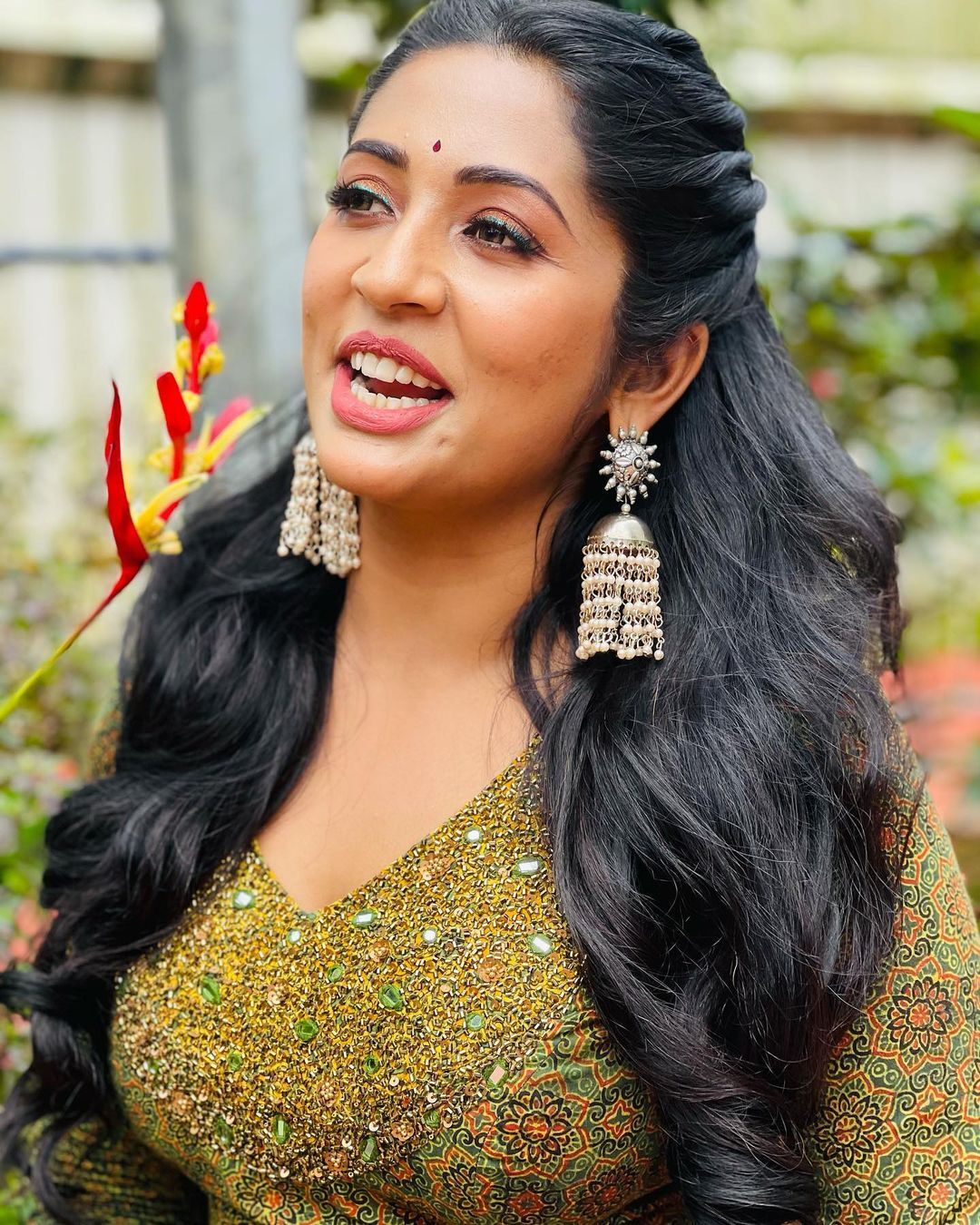 മിനി സ്ക്രീനിൽ സജീവമായി നവ്യ; വൈറലായി ചിത്രങ്ങൾ