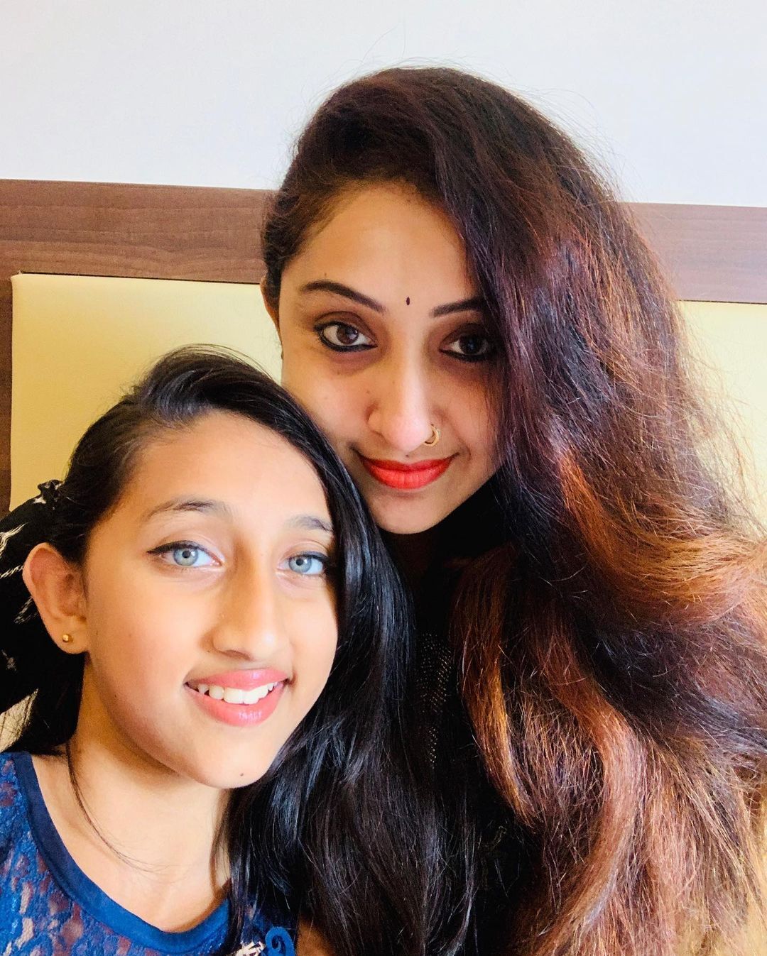 ആദ്യം അമ്മ, ഇപ്പോൾ മകൾ; ഉദ്ദേശം എന്തെന്ന് ആരാധകർ?